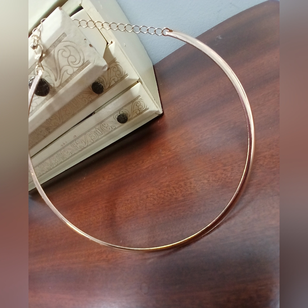Elegant Gold Hoop Necklace